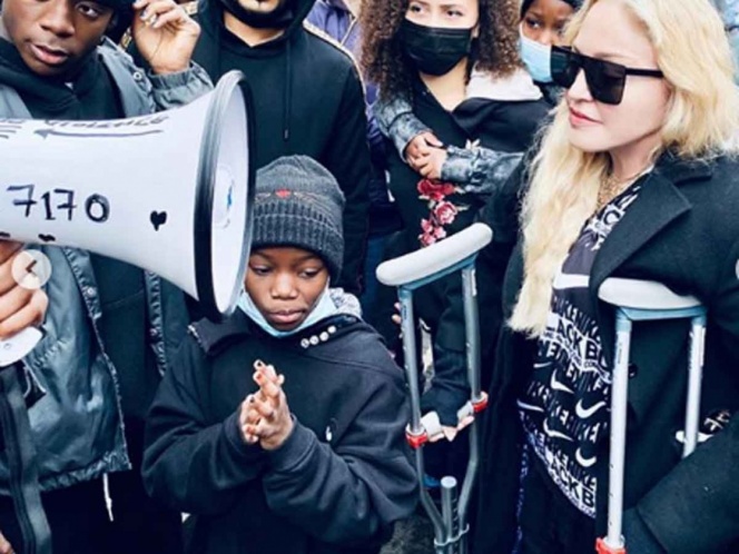 Madonna asiste a protesta de Black Lives Matter en muletas