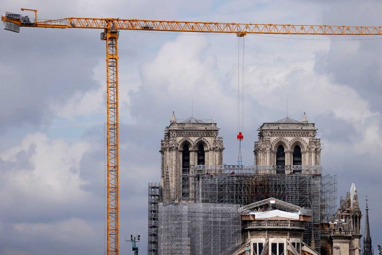 Comienzan a retirar el andamio de la catedral de Notre Dame