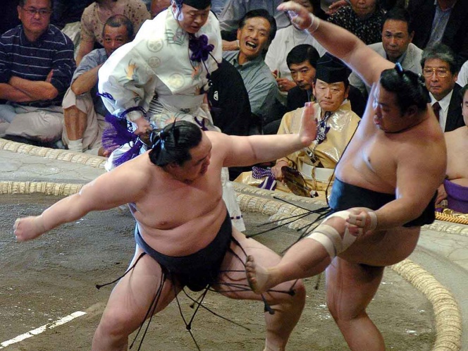 Luchadores de sumo salvan a mujer de morir ahogada