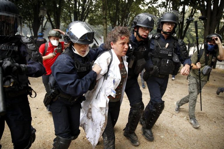 Estalla protesta de sanitarios en París