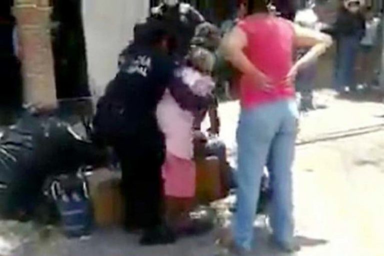 “Peligrosa” viejita es sometida por policías, por no usar cubrebocas