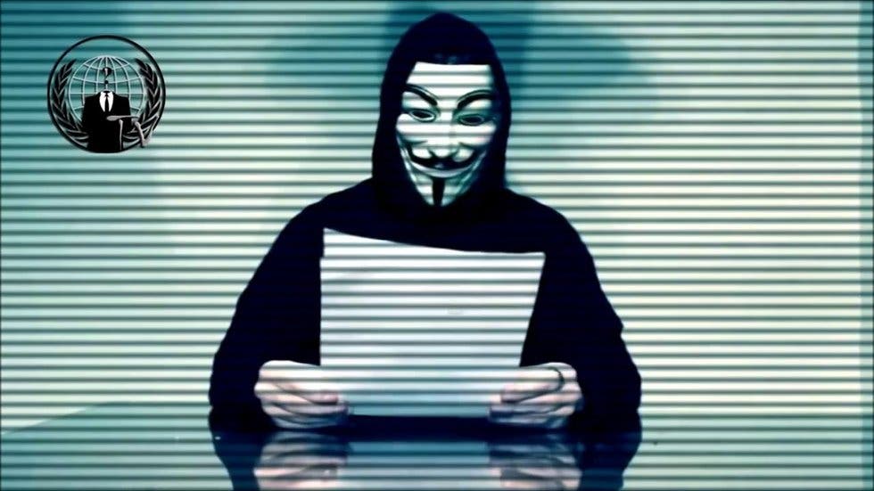 El grupo de hackers y ciberactivistas conocidos como ‘Anonymous’ esta creando gran expectación por todos los documentos y material que están filtrando a las redes sociales y a la web en general en los últimos días después de que comenzaran las protestas en Estados Unidos. Este grupo amenazó a Estados Unidos después del asesinato de George Floyd. Y ha hecho público la lista del Caso Epstein. Ahora estos ciberactivistas supuestamente han hecho pública una grabación de una llamada telefónica entre un exempleado del Área 51 y unos desconocidos. El exempleado es anónimo y en la conversación se le ve visiblemente agitado hablando del tema. Dice que tiene poco tiempo porque van a localizar la llamada. Entre las afirmaciones que llega a decir, confirma lo que todo el mundo sospechaba, que en el Área 51 hay aliens y que actualmente se espera un ataque extraterrestre muy pronto para eliminar los grandes centros de población del mundo. También declara que hay zonas seguras en distintos lugares como Asia. El Área 51, también conocida como Groom Lake, Homey Airport, es un destacamento remoto de la Base de la Fuerza Aérea de Nellis en el Sur del estado de Nevada, Estados Unidos. Es conocida por llevar a cabo operaciones al margen del conocimiento público, lo que comenzó a motivar aún más todo tipo de especulaciones luego de que la Agencia Central de Inteligencia (CIA) reconociera públicamente su existencia en el 2013.