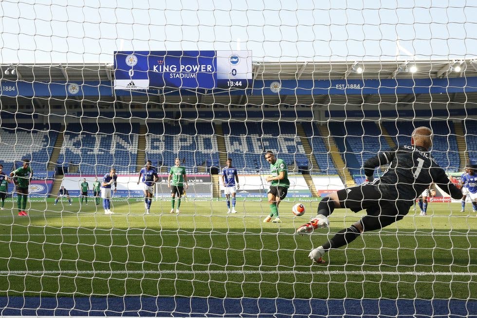 El portero del Leicester se pone la capa y evita la derrota de su equipo