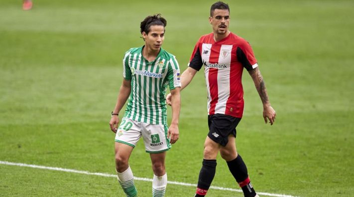 Betis era superado y el DT responsabilizó a los dos mexicanos