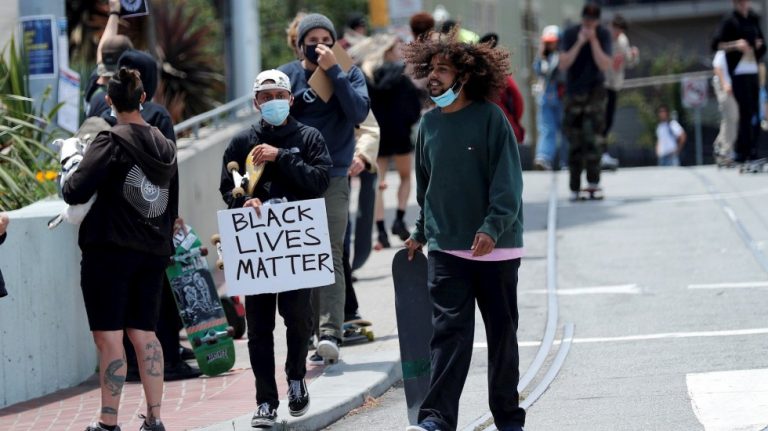 Protestas disminuyen en Estados Unidos, pero se mantienen en Seattle