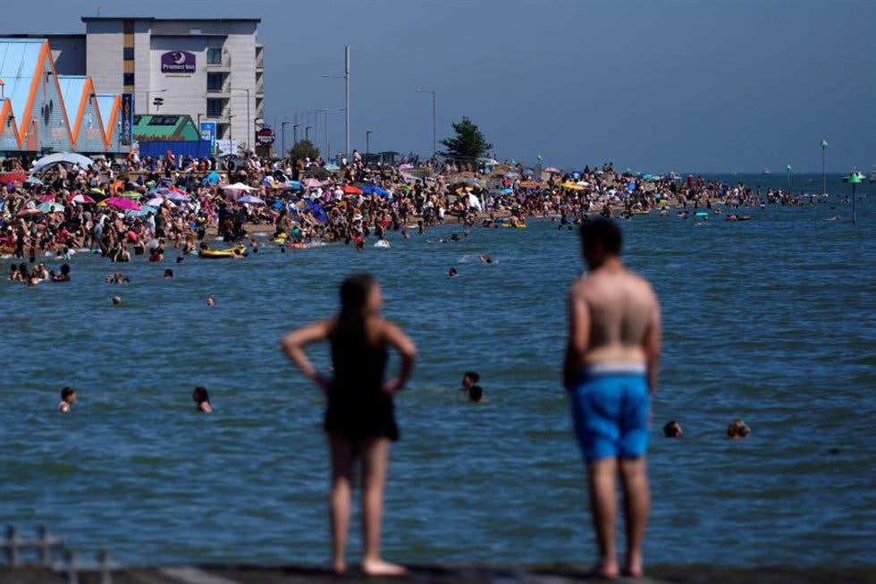 Preocupa al Reino Unido un rebrote del coronavirus por playas atiborradas