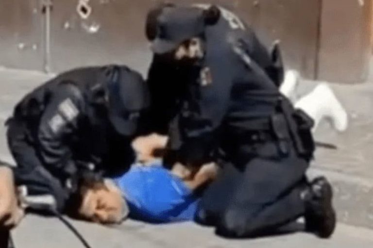 Policías lo golpean por no traer cubrebocas en Guanajuato