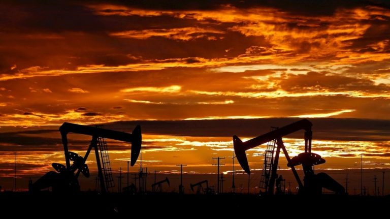 Precios del petróleo moderan sus pérdidas y cotizan casi planos