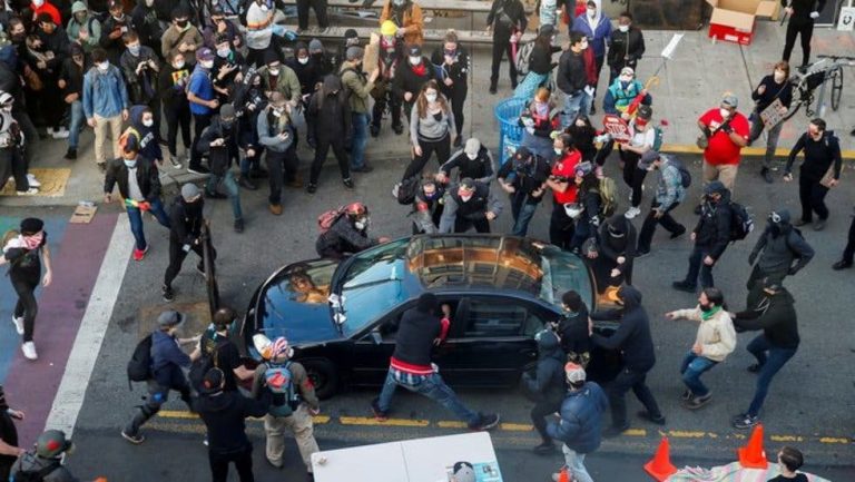 Hombre irrumpió con su vehículo en medio de protesta en EU