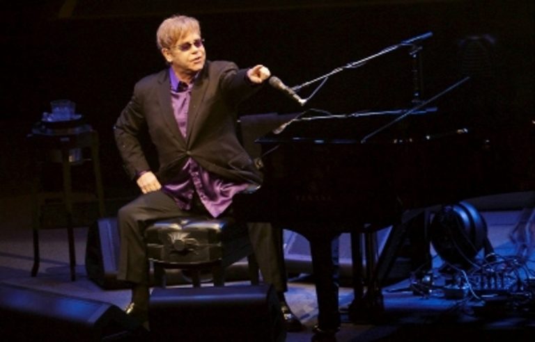 Elton John pone gratis sus conciertos grabados a través de YouTube