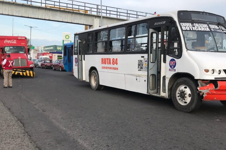 Se da choque entre urbano y camión refresquero en Boca del Río