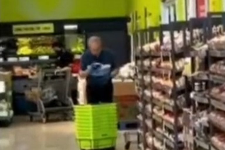 Graban a empleado de supermercado limpiando canastas con saliva