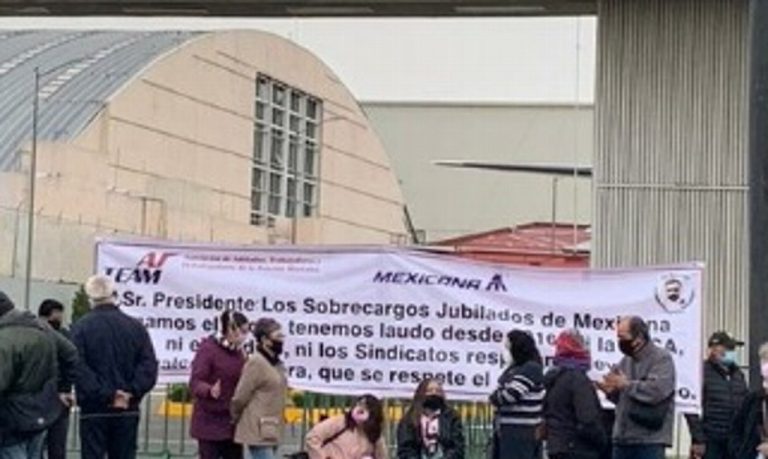 Protestan jubilados de Mexicana en mañanera de AMLO