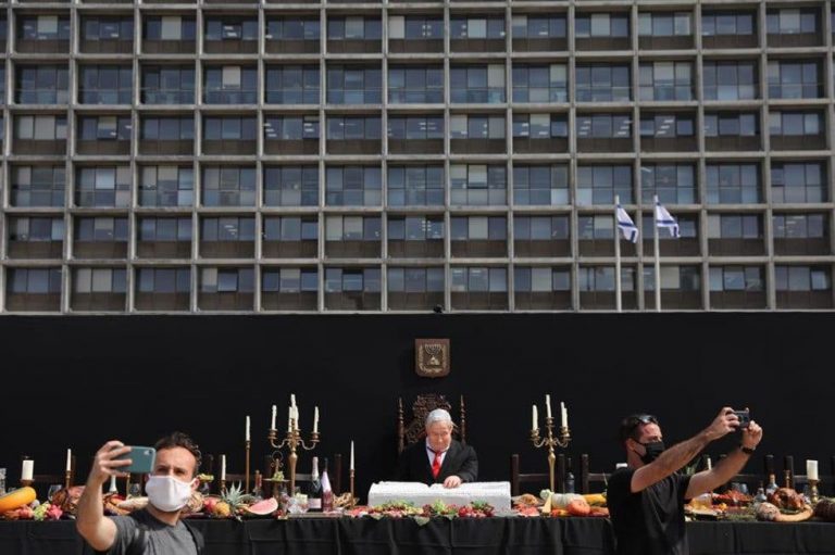 Disfruta Benjamin Netanyahu de su "última cena" en la plaza Rabin Square