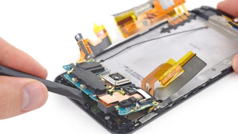 Reparar o 'mejorar' tu smartphone o computadora será delito en México