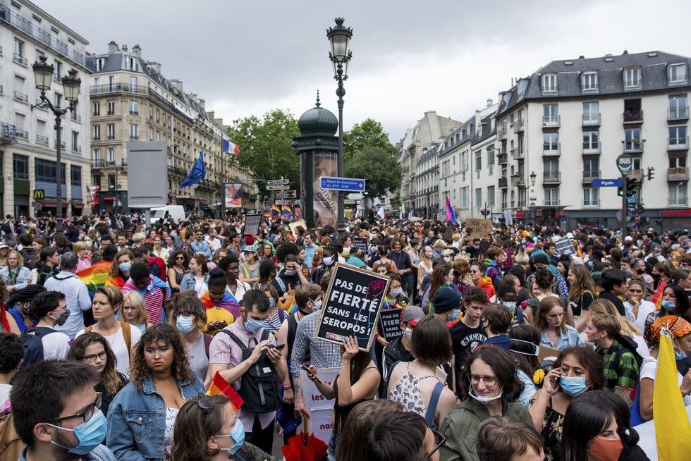 Marcha comunidad LGBTQ en París por justicia racial