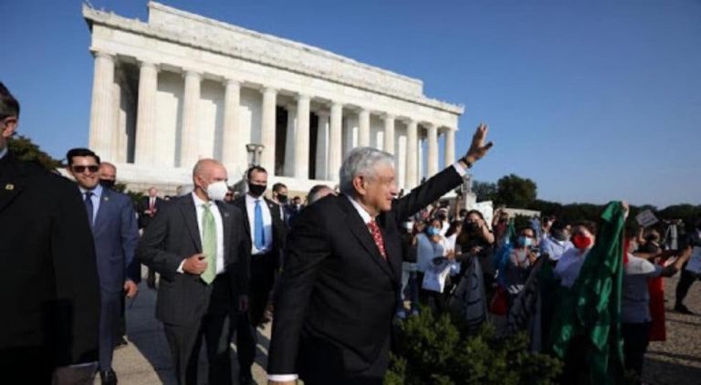 ¡No estás solo!, gritan a AMLO durante su visita a monumentos Lincoln