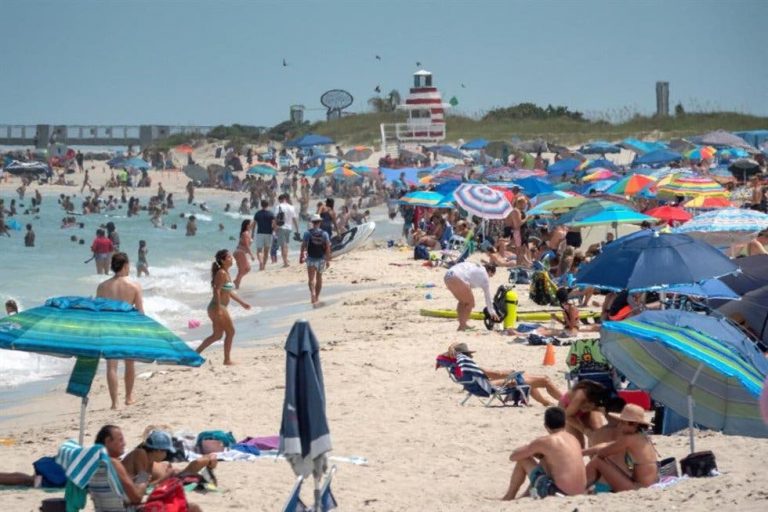 Playa de Miami a reventar, pese a récord de casos de COVID-19