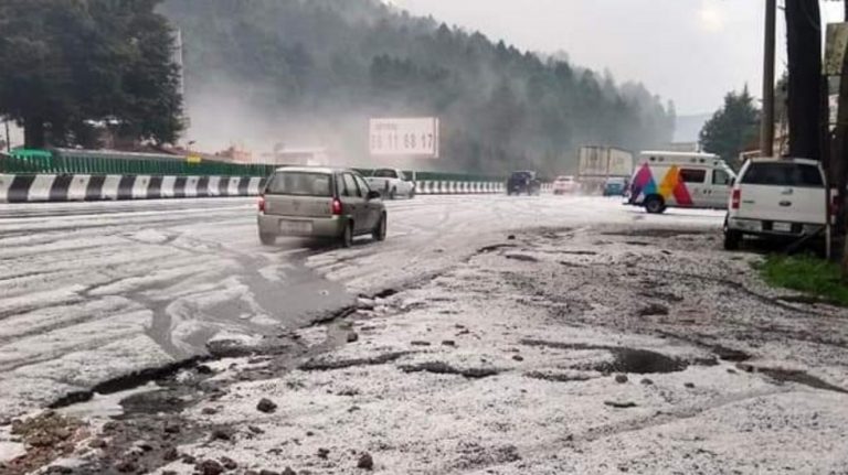 Carretera México-Toluca se cubre de blanco tras fuerte granizada