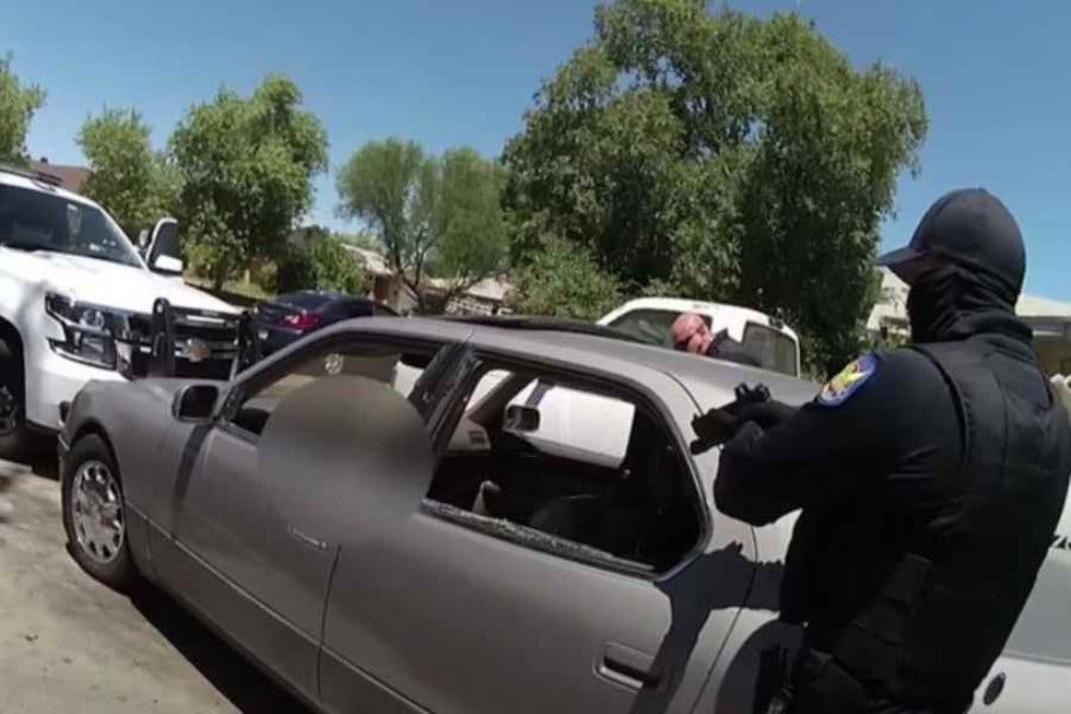 Policías acribillan a hombre dentro de su auto en Phoenix