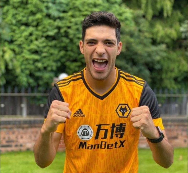 Raúl Jiménez posa con el nuevo jersey de los Wolves