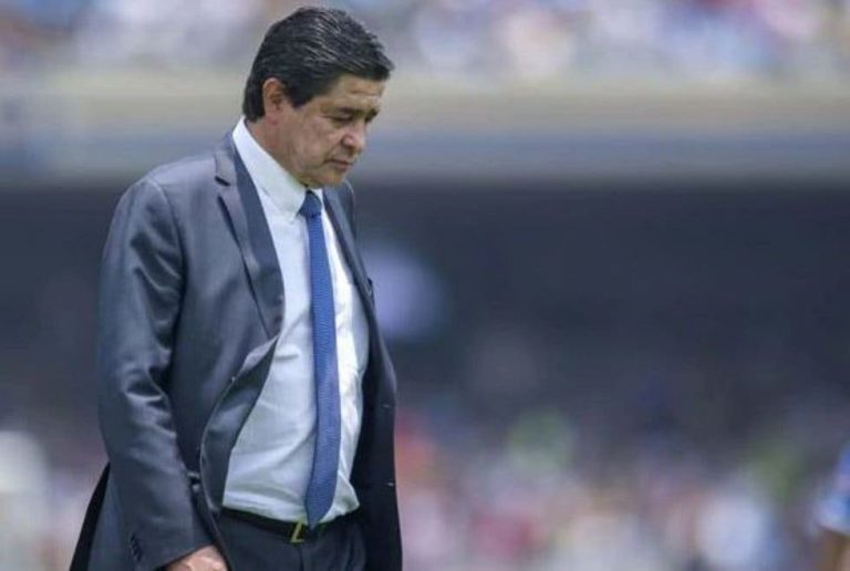 Luis Fernando Tena, técnico de Chivas, dio positivo por coronavirus