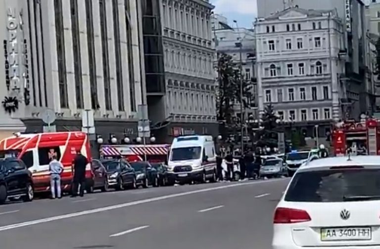 Hombre se atrinchera en banco y amenaza con detonar una bomba