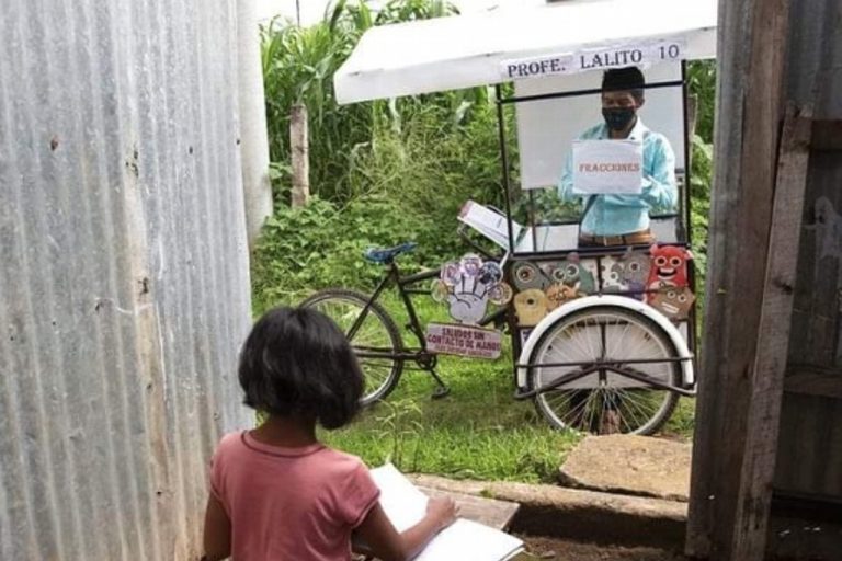 Maestro convierte su bici en 'escuelita móvil' para dar clases