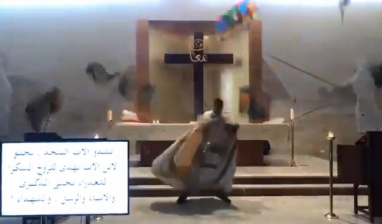 Explosión en Beirut sorprende a sacerdote en plena misa