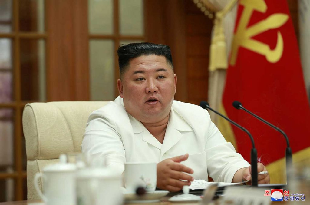 Fumando, Kim Jong Un preside reunión en Corea del Norte