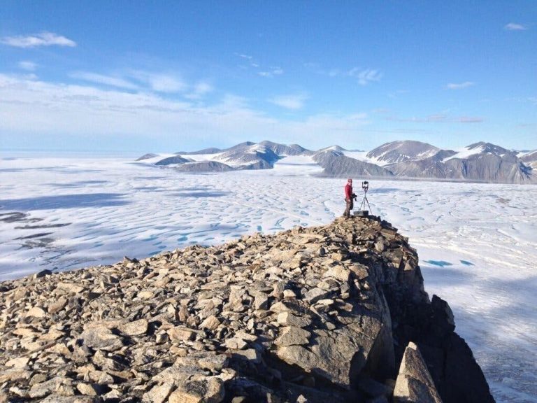 Última plataforma intacta de hielo de 4 mil años de antigüedad en Canadá se rompe