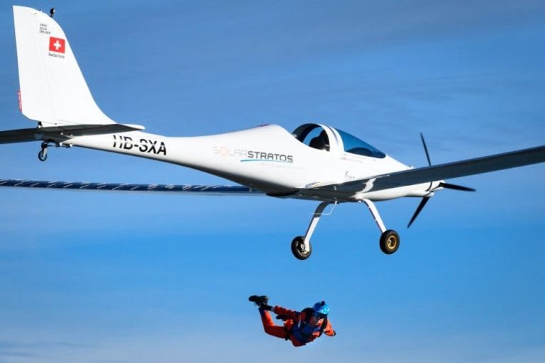 SolarStratos realiza el primer salto y caída libre desde un avión solar