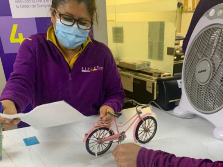 Mujer compra bicicleta por internet, pero recibe miniatura