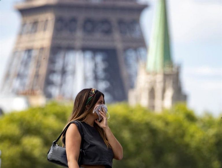 Francia pone a 21 de sus 101 departamentos en zona roja por el alza de casos de COVID-19