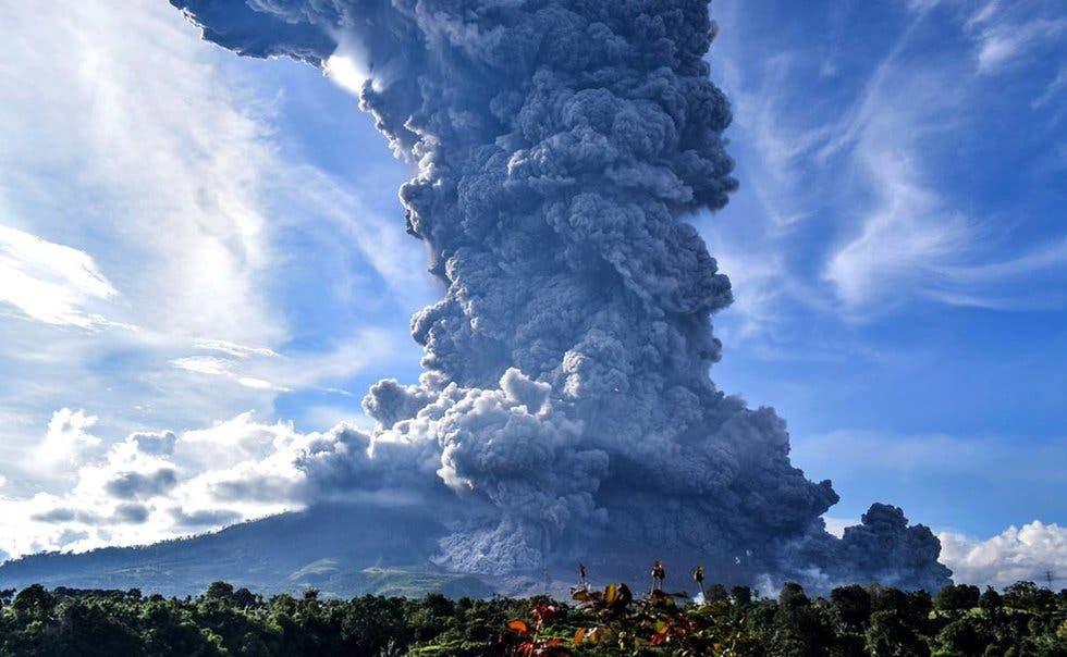 Volcán Sinabung de Indonesia entra en erupción; arroja ceniza