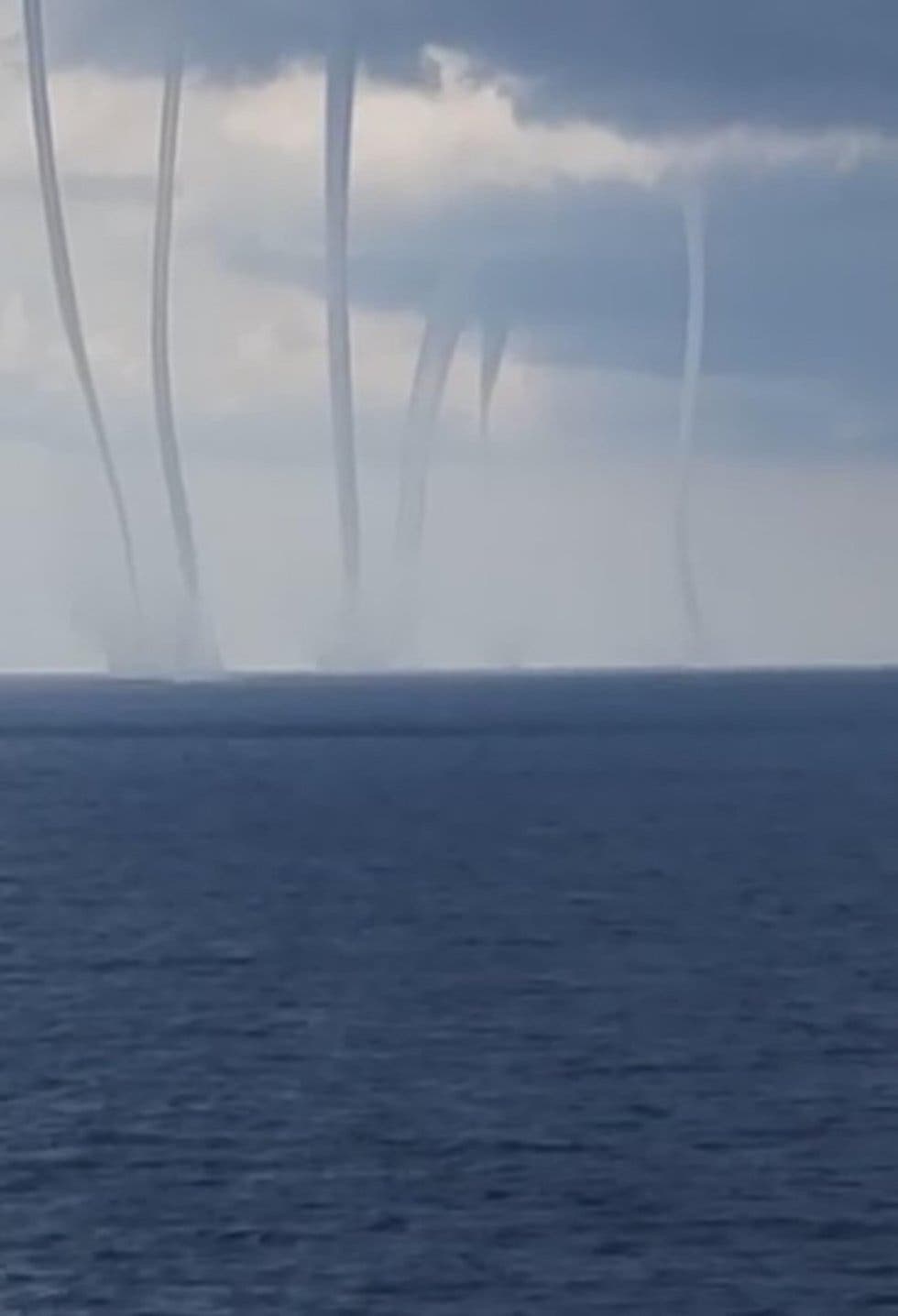 6 trombas marinas aparecen juntas en el Golfo de México