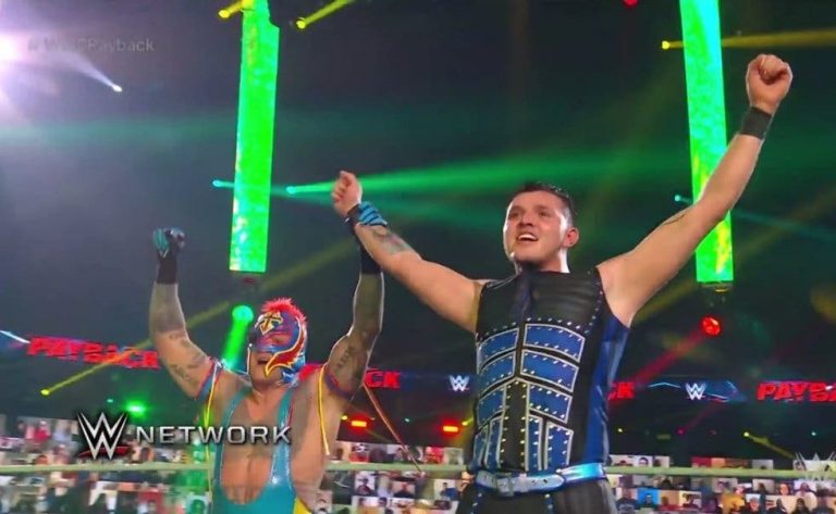 Familia Mysterio consigue la venganza y derrotan a Seth Rollins