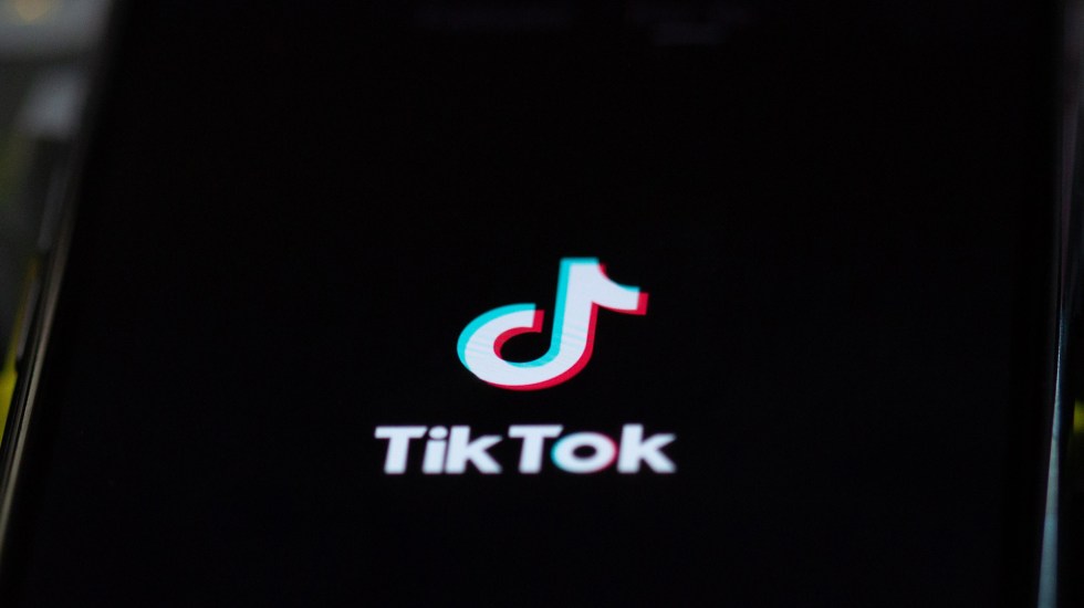 Trump prohíbe con orden ejecutiva transacciones comerciales con TikTok