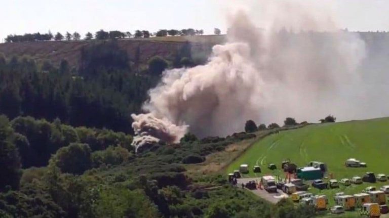 Descarrilamiento de tren deja al menos tres muertos en Escocia