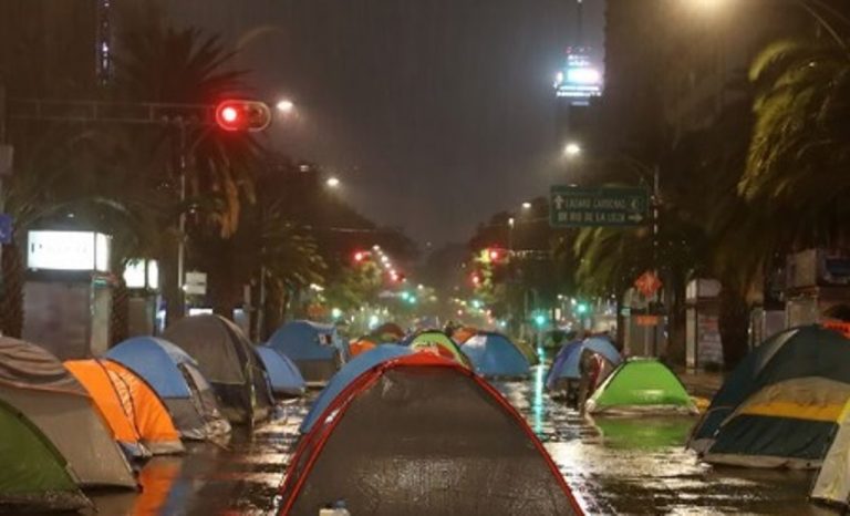 Bajo la lluvia, pasa segunda noche plantón anti AMLO en CDMX