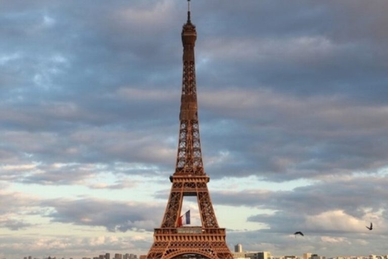 Desalojan la Torre Eiffel por amenaza de bomba en el interior