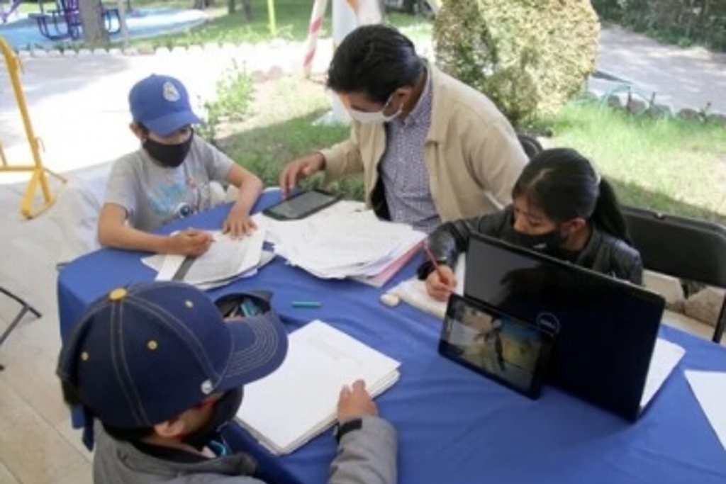 Para que hijos hagan tarea, pasa hasta 7 horas en el parque