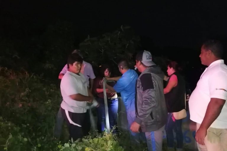 Mujer es rescatada tras caer con su vehículo a canal de agua, en Veracruz