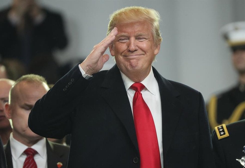 Después de criticar a los militares, Trump afirma que nadie los ama más que él