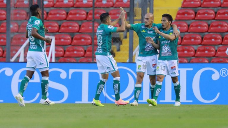 León derrota a los Gallos en partido de volteretas