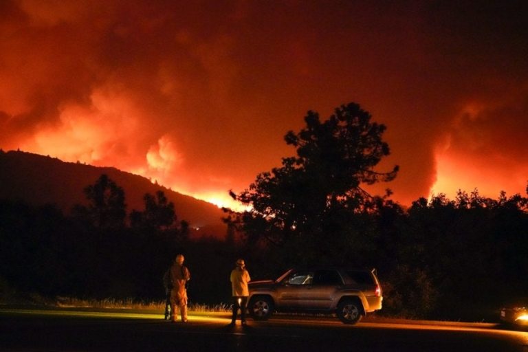 Incendios forestales deja 3 muertos en California y amenaza a miles de casas