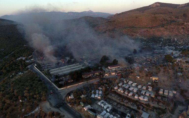 Incendio consume el campo de refugiados de Moria en la isla de Lesbos