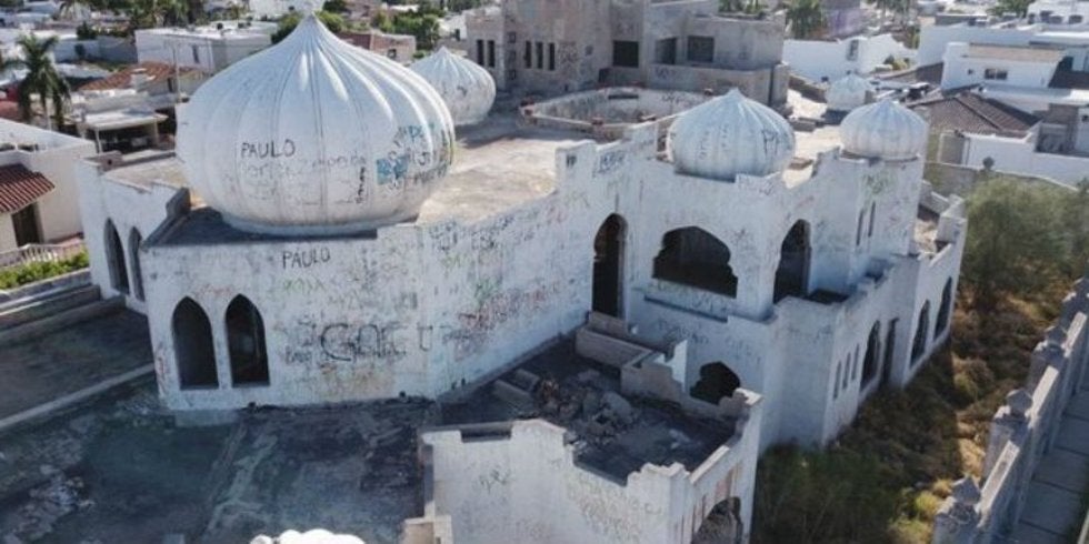 Derriban la casa árabe de 'él Señor de los Cielos' en Sonora