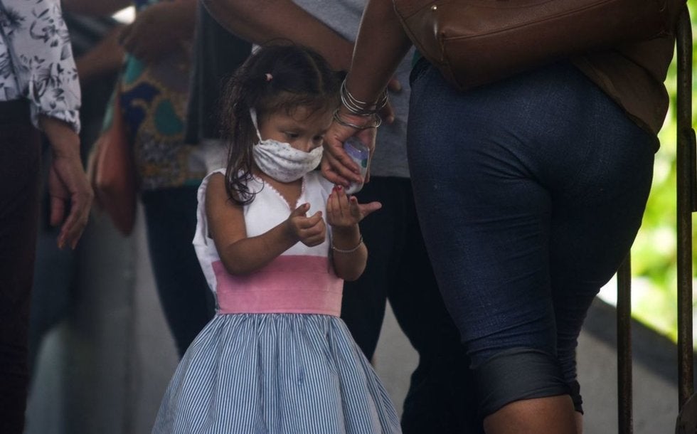 Niños infectados en guarderías llevan el COVID a casa, alerta el CDC