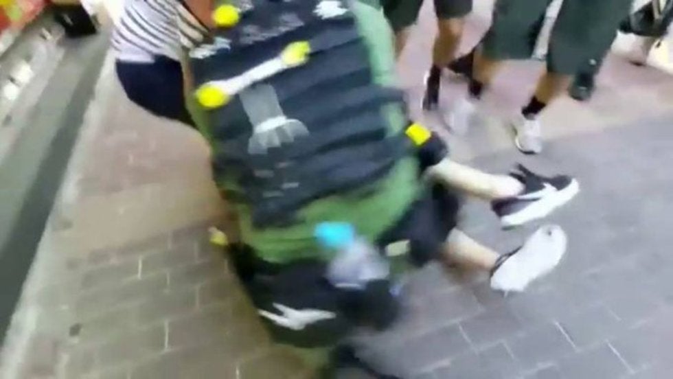 Policías someten brutalmente a niña que salió a comprar útiles